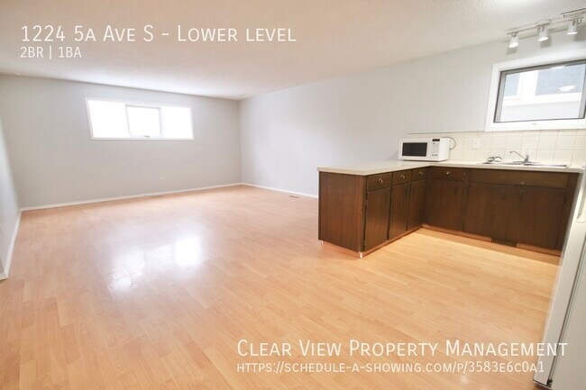 Photo du bâtiment - Lower level suite in the heart of Lethbridge with garage!