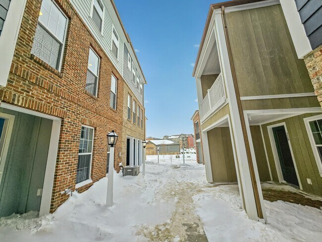 Building Photo - 305 Frederick Way