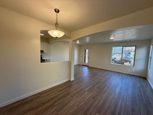 Foto del edificio - Remodeled 3 Bed / 2.5 Bath Townhome in Great Location