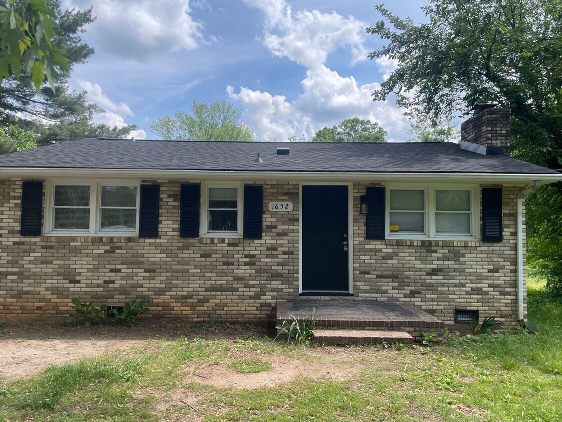 Primary Photo - 1652 Sanford Dr