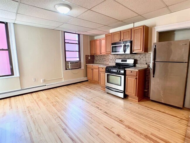 Building Photo - 329 Grand St