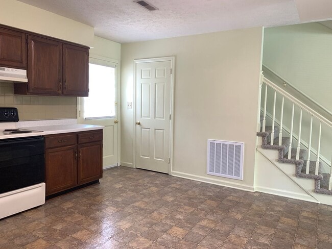 Building Photo - 127 Holmes Cir