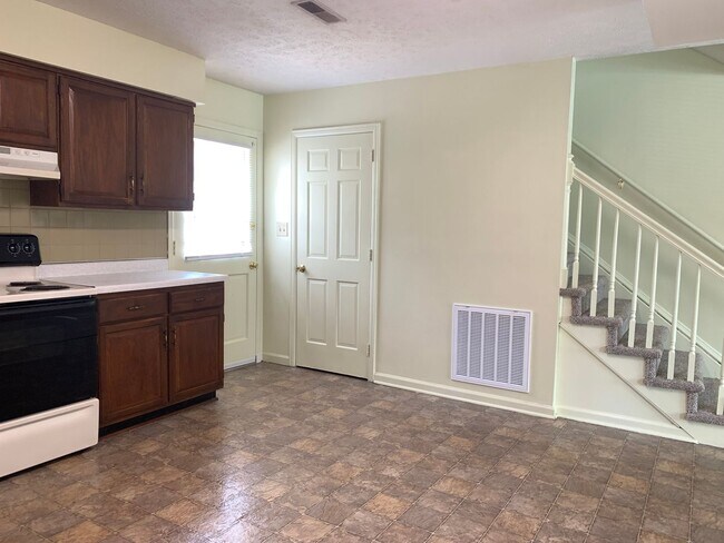 Foto del edificio - End Unit Townhome off Old Forest Road