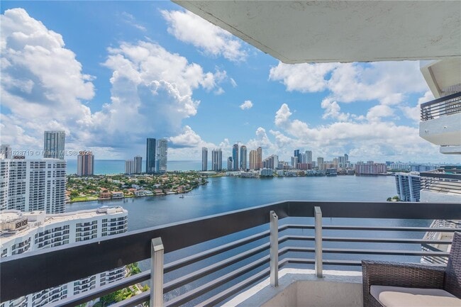 Foto del edificio - 3530 Mystic Pointe Dr