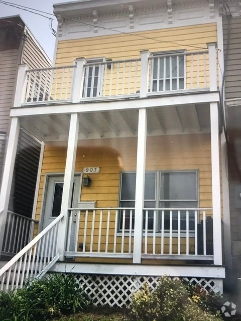 Front door and porch - 907 Kinney St