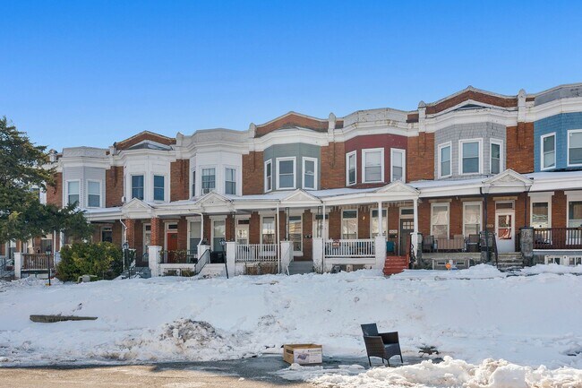 Foto del edificio - Charming 3-Bedroom with High Ceilings & Modern Updates