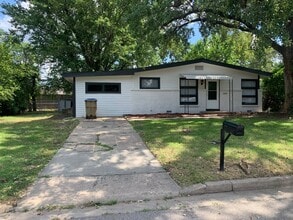 Building Photo - 6020 N E Pk Vw Dr