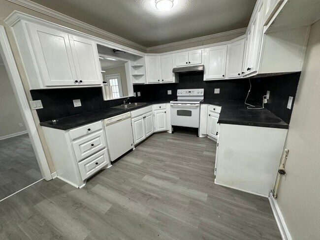 Building Photo - 29223 AR-84