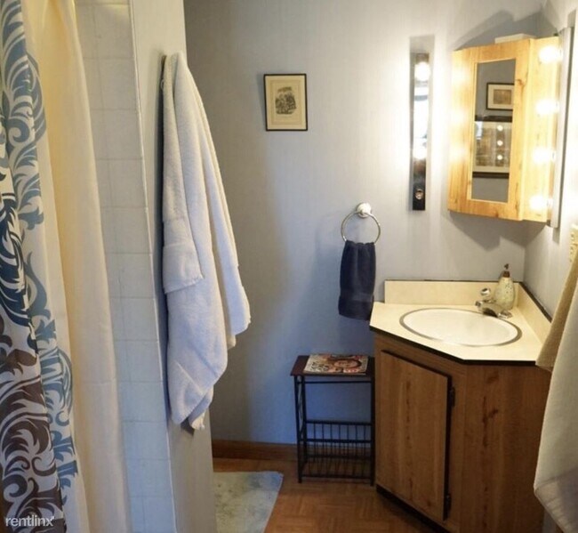 Building Photo - 2 br, 2 bath House - 5315 N Milwaukee Rive...