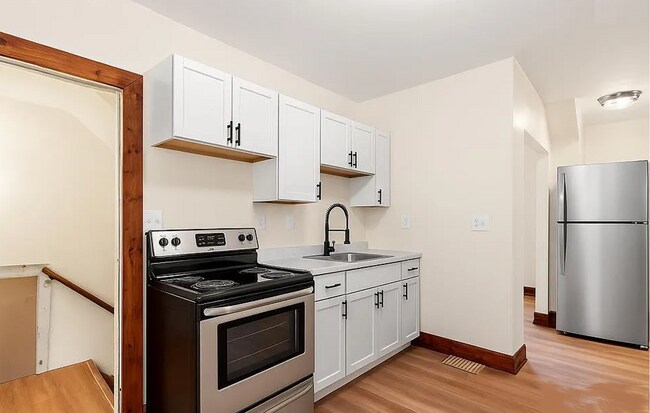 Building Photo - Newly Updated 3 Bed Home