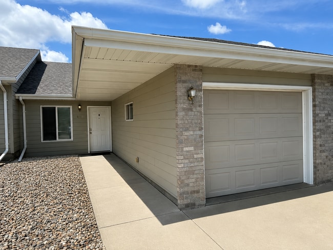 Building Photo - Spacious & Convenient Walk-In Level Townhome in Brandon - 2 BD 1 BA unit!