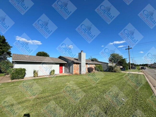 Building Photo - Spacious 4 Bedroom