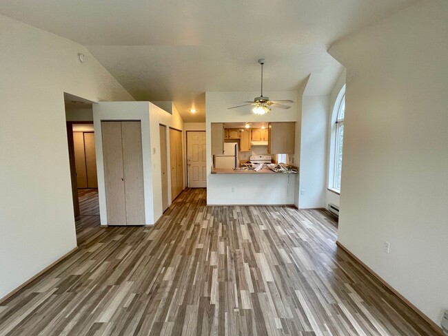 Building Photo - Top Floor 2 Bed 1 Bath Apartment