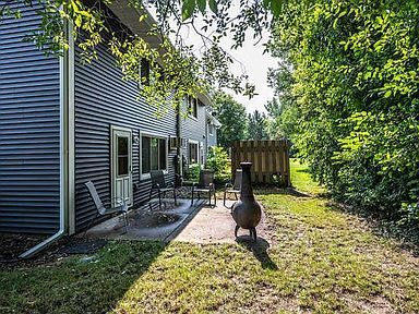 Patio trasero semiprivado, un vecino. - 4116 Cj Cir SE