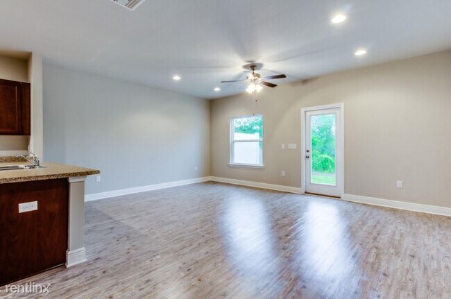 Building Photo - 3 br, 2.5 bath Townhome - 5825 Bay Pl