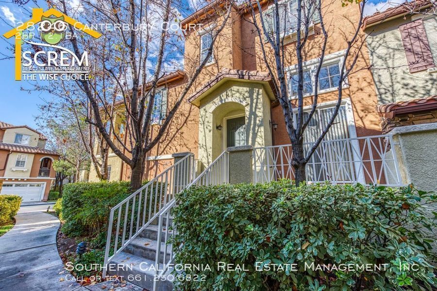 Foto principal - Two Bedroom Tri Level Townhome in Valencia