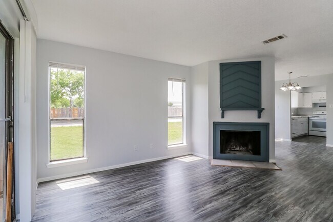 Building Photo - 2002 West Loop Unit B Austin, TX