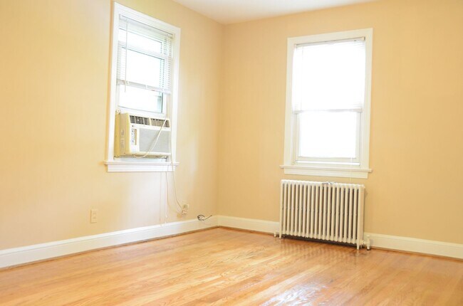 Building Photo - 8210 Greenwood Ave