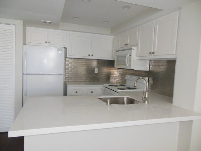 Foto del edificio - ONE BEDROOM ONE BATHROOM! WATERFRONT COMMUNITY!