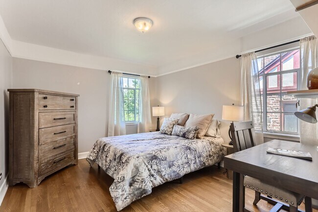 Foto del edificio - Beautiful Tudor 2 BDR in Park Hill Neighbo...