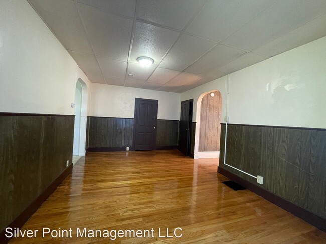 Building Photo - 3 br, 1 bath House - 418 E. Main St