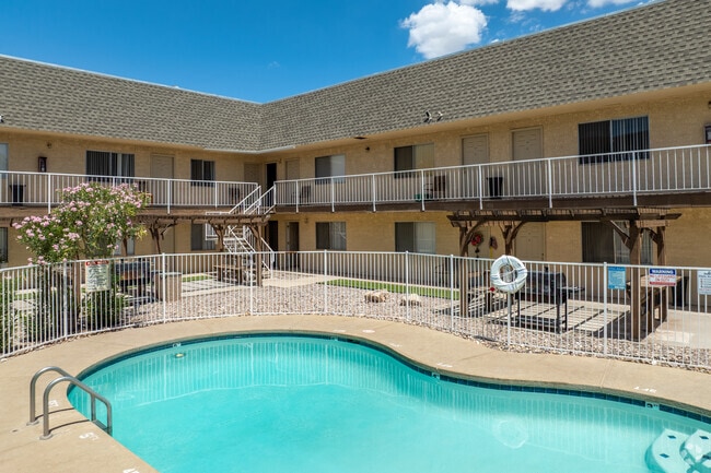 Pool - Kelso Vista Apartments