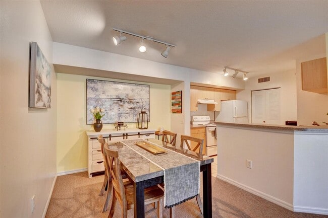 Building Photo - 703 Villa Cir