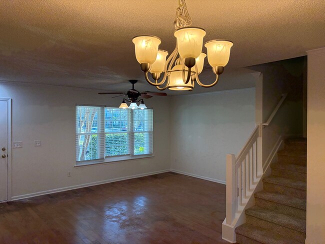 Building Photo - Charming Townhouse