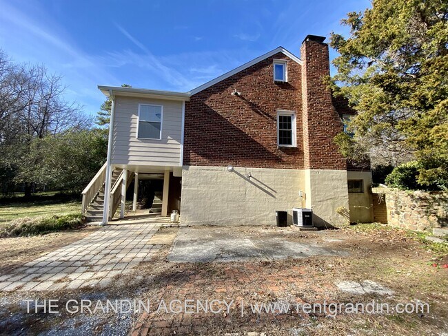 Foto del edificio - 906 Brandon Ave SW