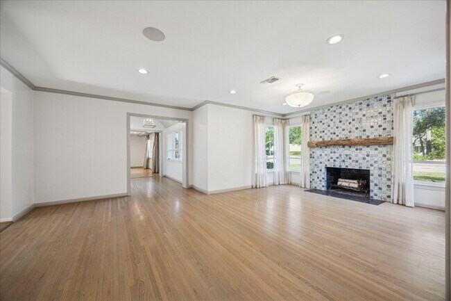 Foto del edificio - 547 3 Corners Dr