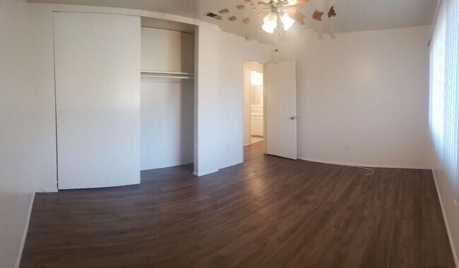 Building Photo - $1000 REBATE Rarely available duplex with ...