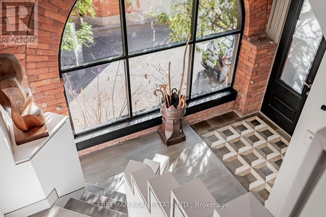 Building Photo - 21 Howland Ave