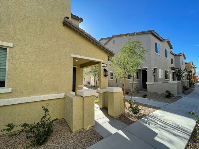 Foto del edificio - GATED 3 BED 2.5 BATH 2 CAR GARAGE + LOFT IN NORTH LAS VEGAS