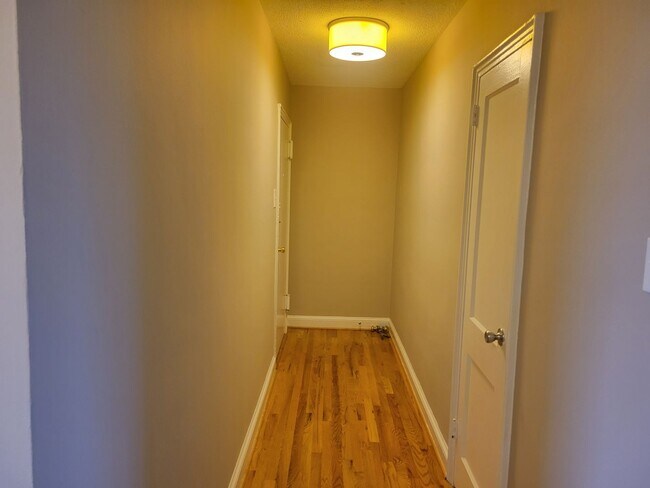 Building Photo - Lovely 2 BR/1 BA Condo in Congress Heights!