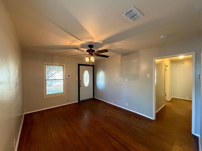 Building Photo - THREE BEDROOM TWO BATH TWO CAR GARAGE