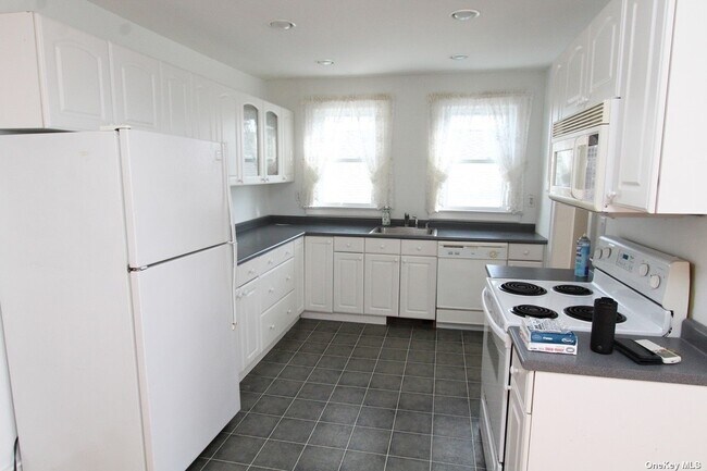 Building Photo - 423 Montauk Hwy