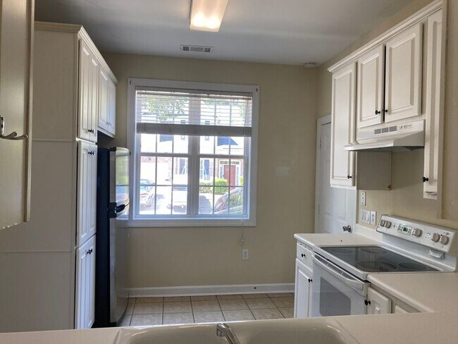 Foto del edificio - 4BRd Carleton Place, Upscale Brick town home, 1 car garage!  Central Wilmington!