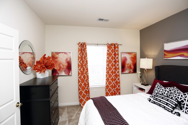 1st Bedroom - Center Point