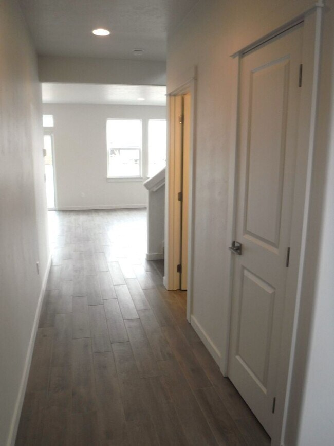 Building Photo - Beautiful newer 4 bed 3 bath home located ...