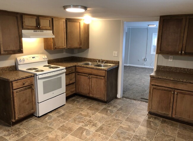 Building Photo - 2 Bed, 1 Bath House - Pet Friendly!!