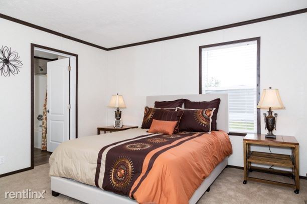 Foto del edificio - 655 Basswood Ct