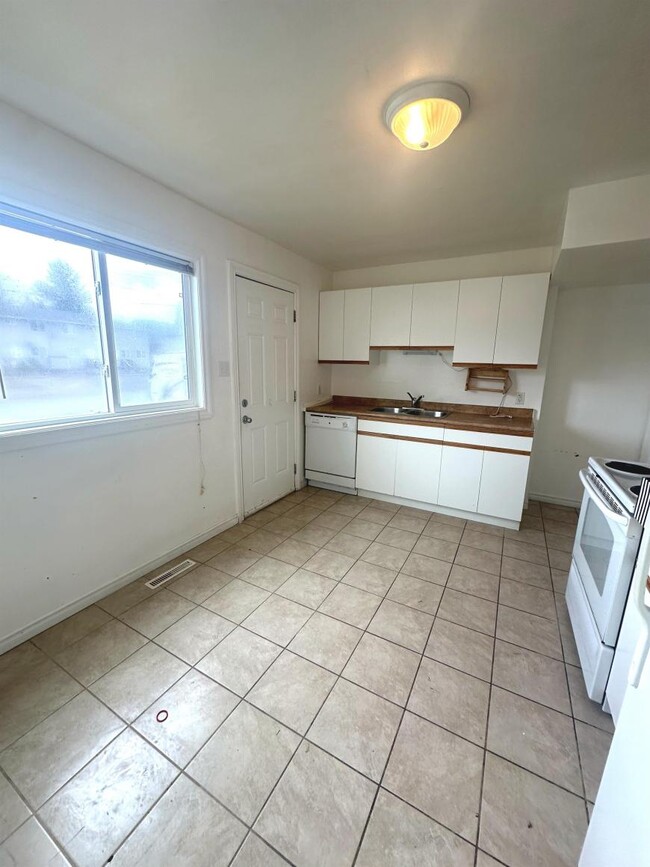 Building Photo - 3 bedroom in Kitimat BC V8C 1W3