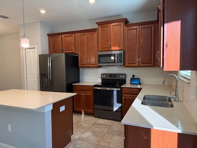 Foto del edificio - 4 Bed 3.5 Bath townhouse for rent in storey lake