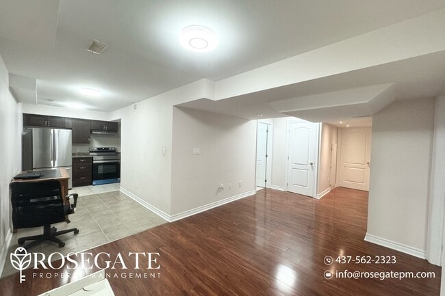 Photo du bâtiment - Spacious 2-Bedroom, 2-Bathroom Basement Un...
