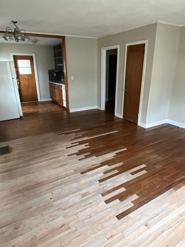 Building Photo - 2 bed 1 bath house- Walk to stadium!! Avai...