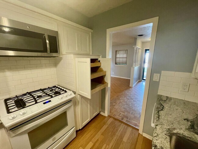 Foto del edificio - REMODELED HOME ON A QUIET STREET JUST ONE MILE WEST OF OU CAMPUS!