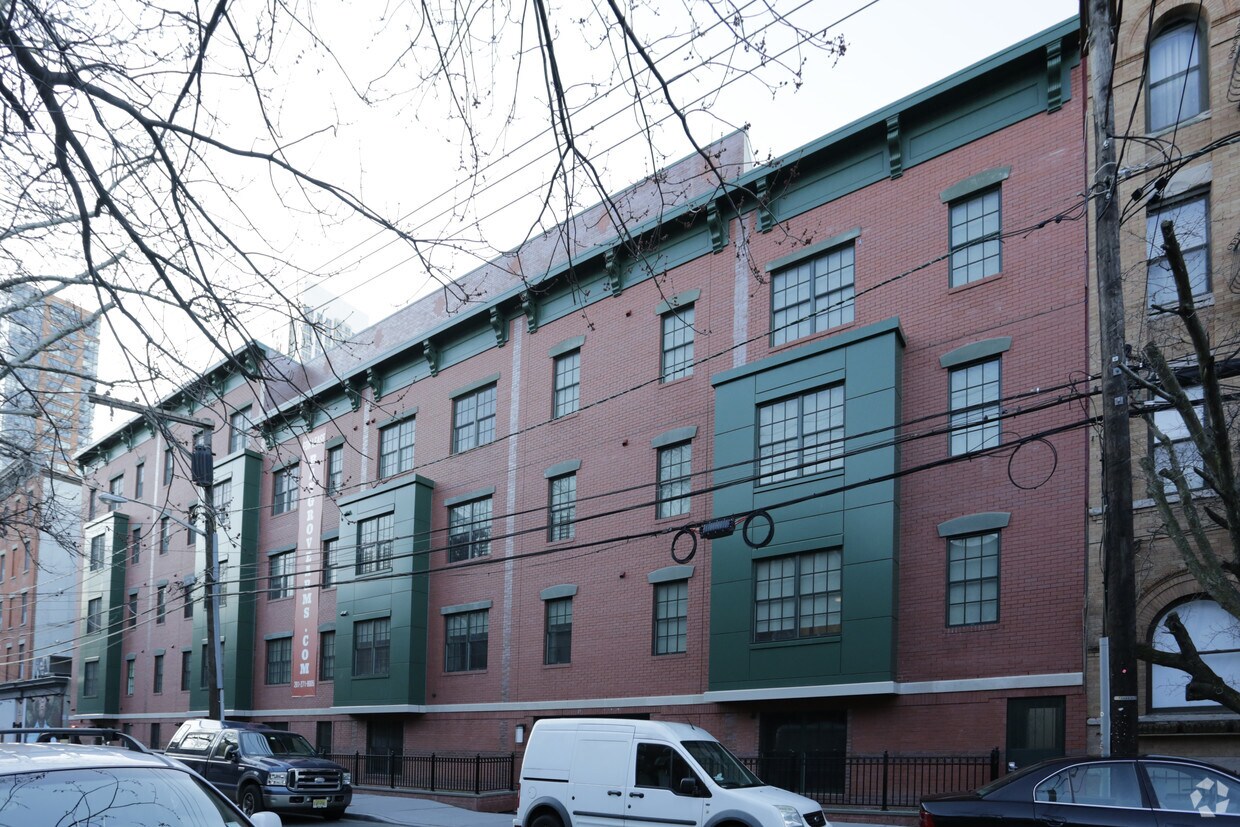 Building Photo - 213-215 Bay St