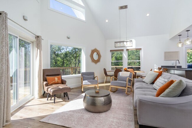 Building Photo - Candler Rental!