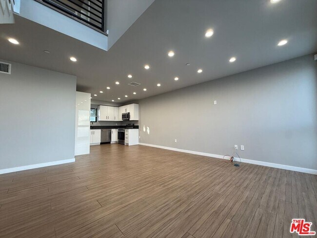 Foto del edificio - 9904 Laurel Canyon Blvd