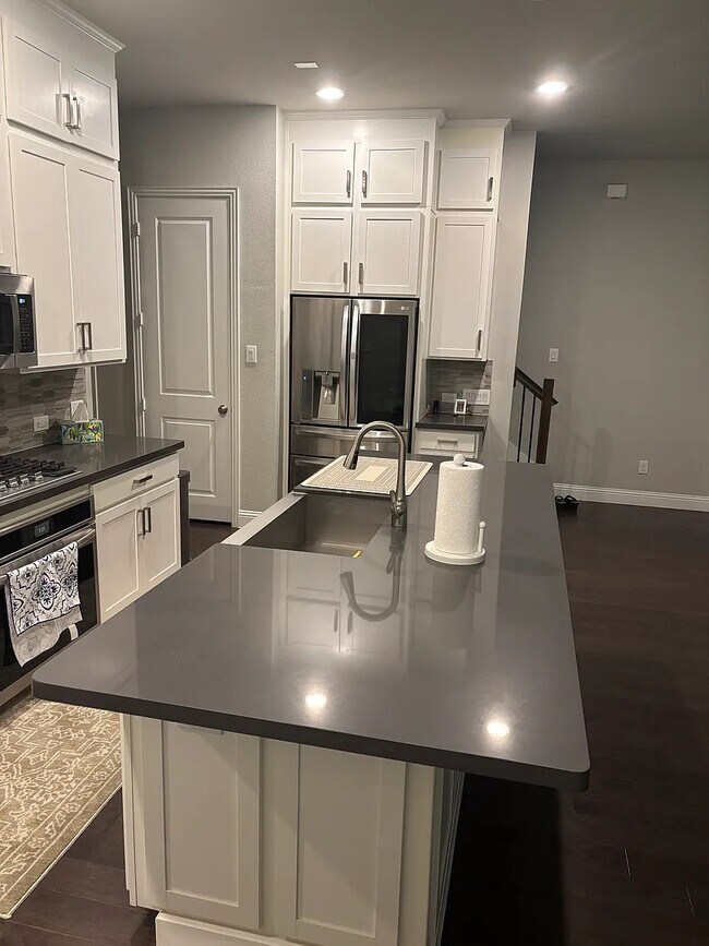 Foto del edificio - Room in Townhome on Snapdragon Wy